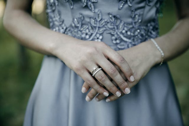 women wear silver ring