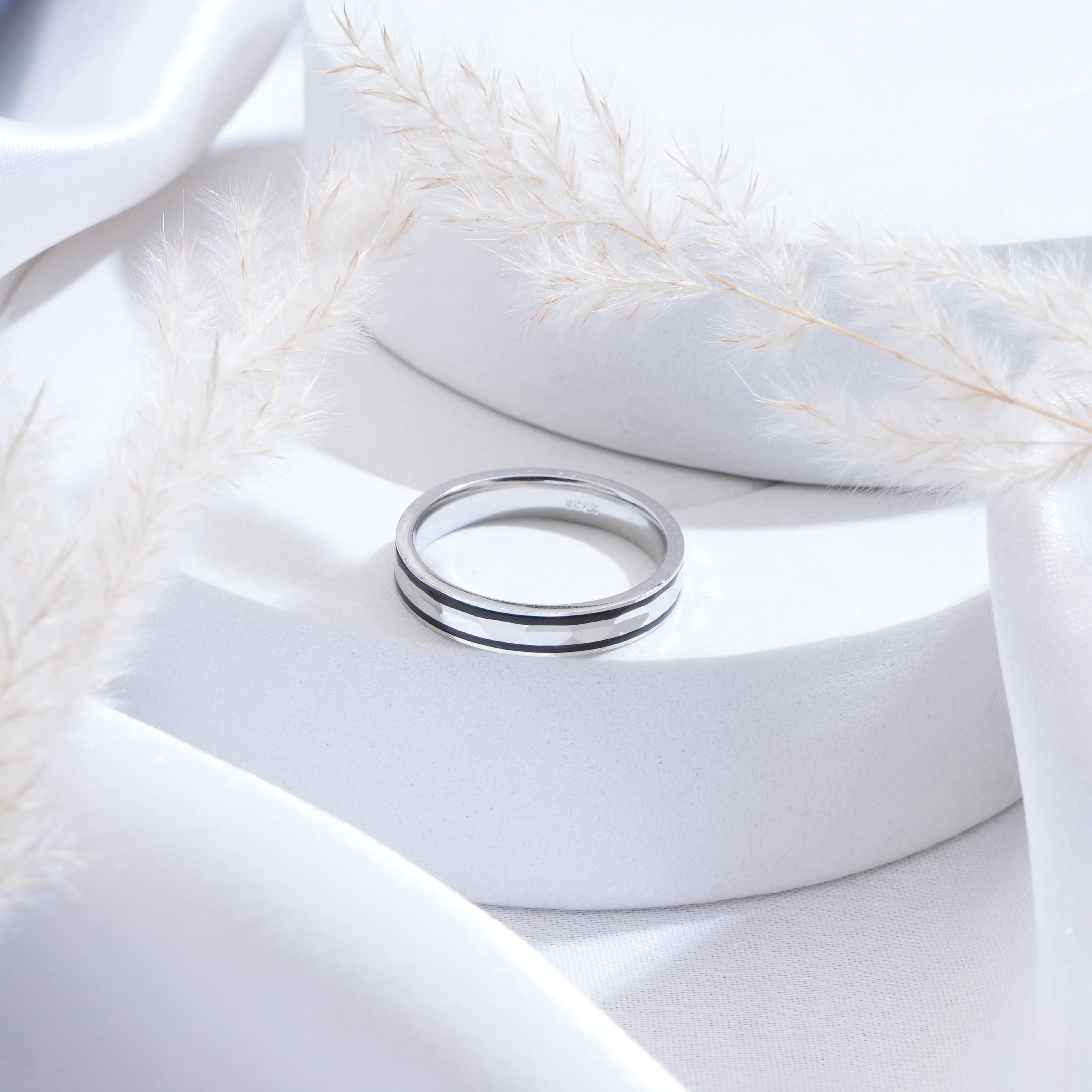 Unisex silver band ring