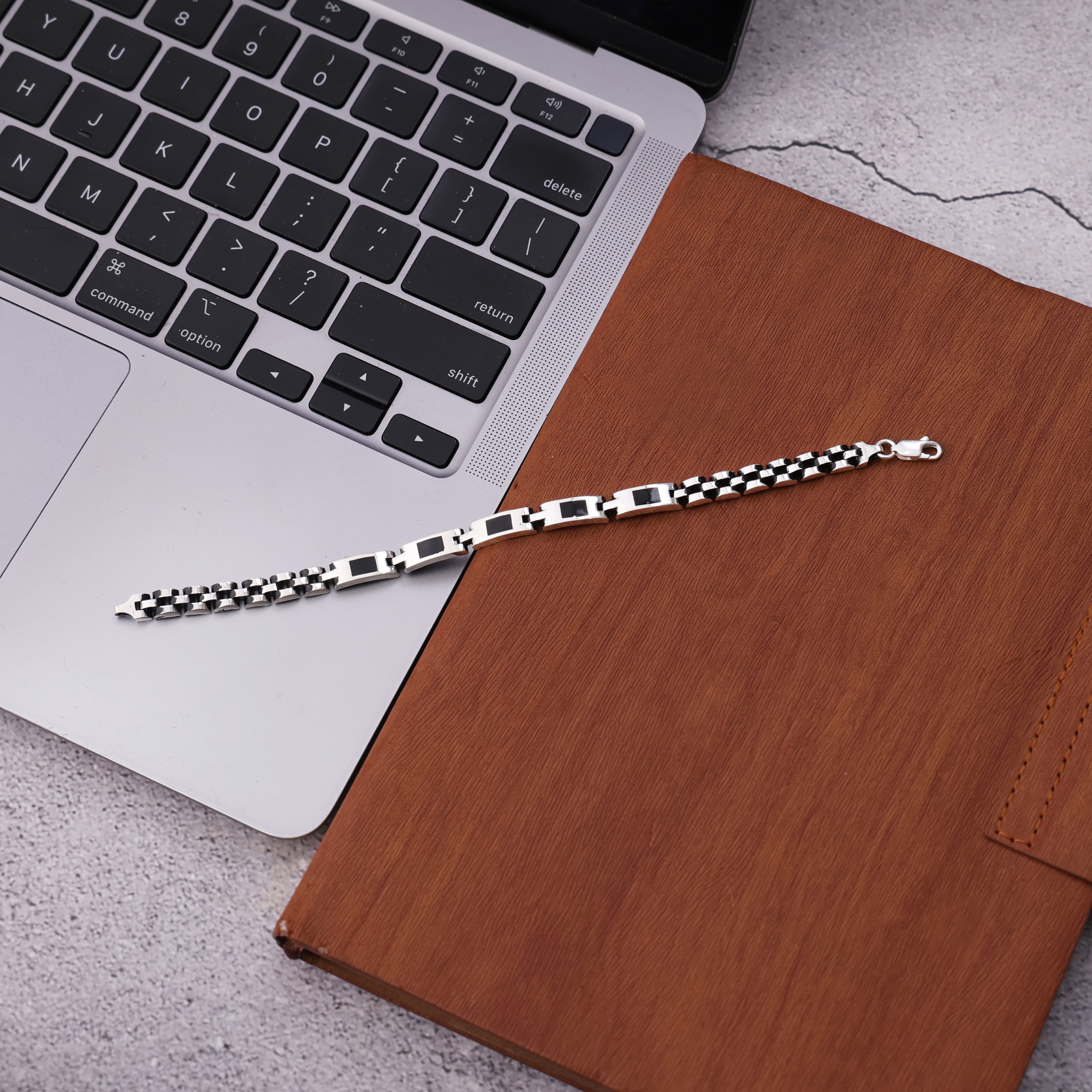 Men Bracelet Silver With a Chain Pattern