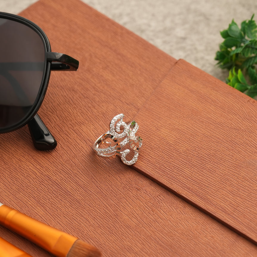 ELEGANT ROUND CUT  SILVER RING WITH A UNIQUE PATTERN