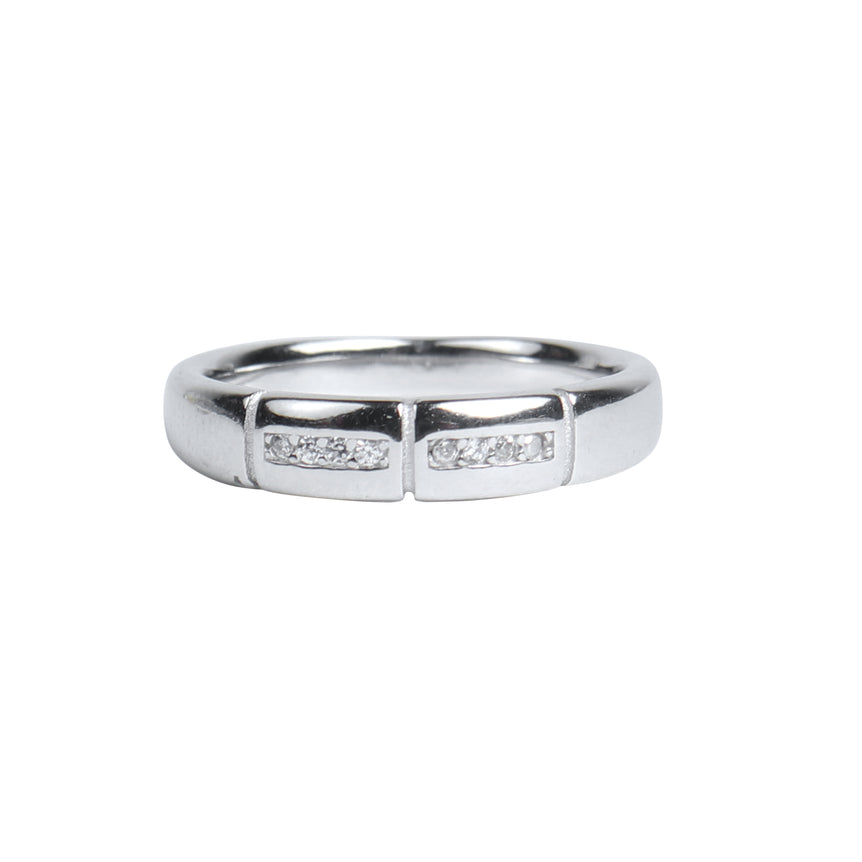 SILVER BAND RING WITH A DECENT DESIGN