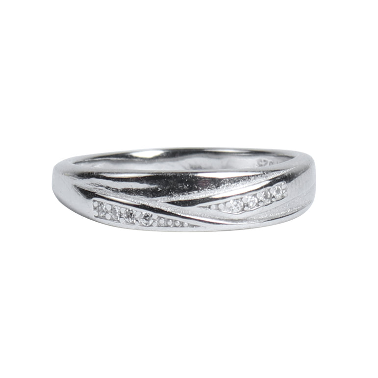 SPARLING SILVER RING WITH A UNIQUE DESIGN